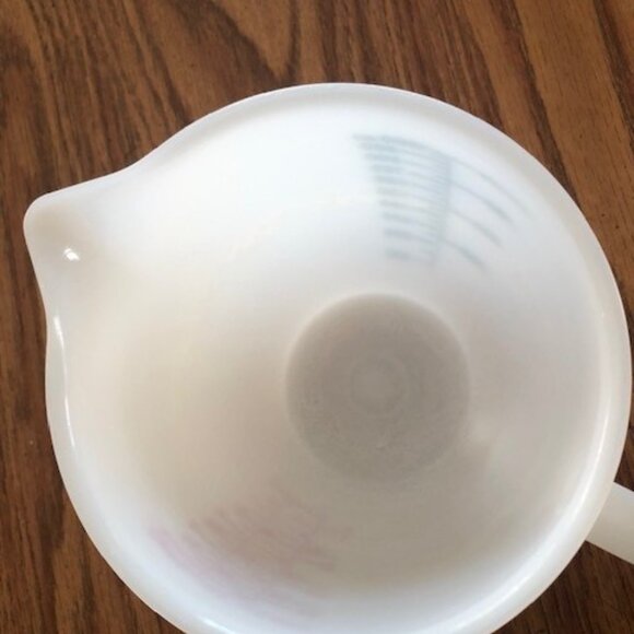 Tupperware 4 Cup Measure with Lid - Picture 3 of 3